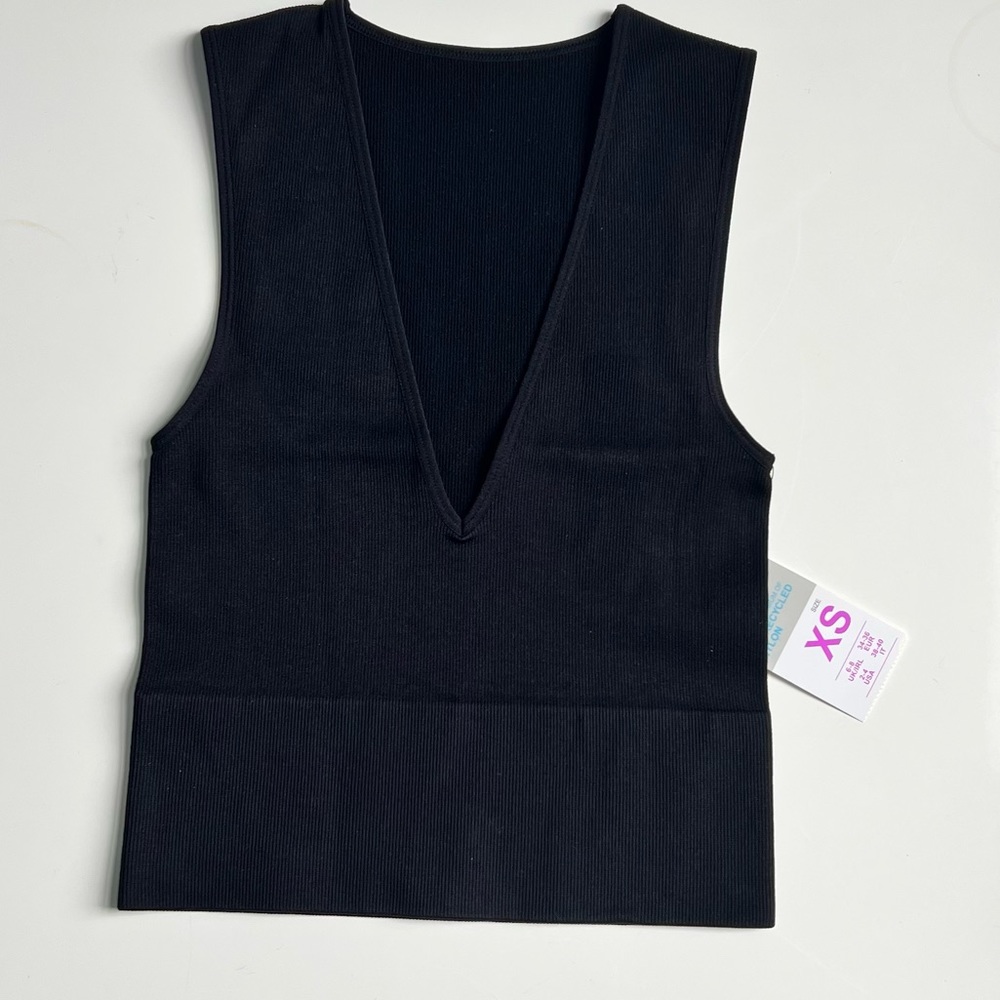 NWT| Cropped Plunge top in black - Size Women’s XS #2
